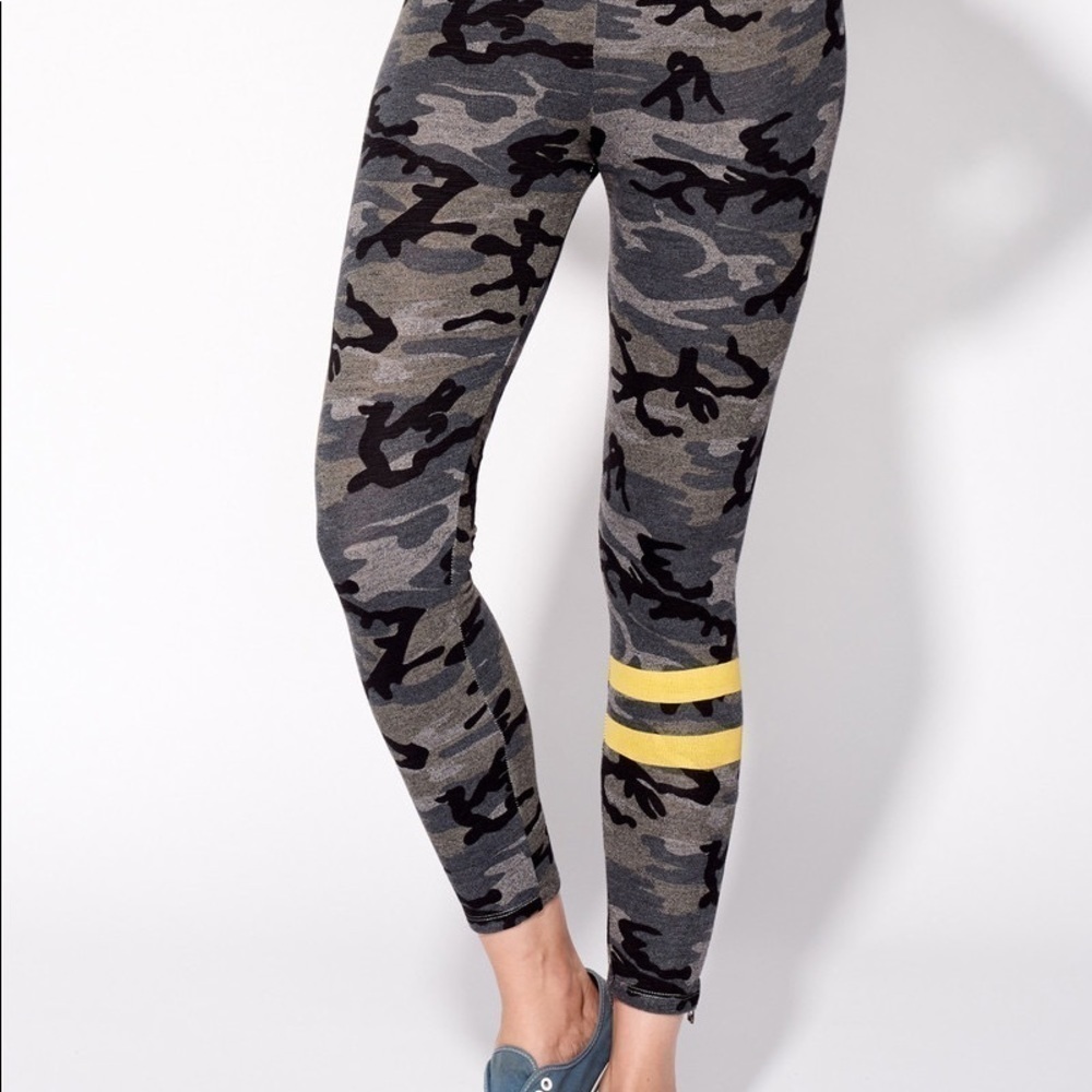 Sundry Camo Ankle Zip Woman’s Leggings Size Small